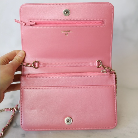 NWT CHANEL wallet on chain in iridescent pink with gold hardware - Picture 8 of 15